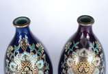 Par de vasos de porcelana europeia na cor azul ... - Par de vasos de porcelana europeia na cor azul cobalto com guirlandas florais com realces dourados.