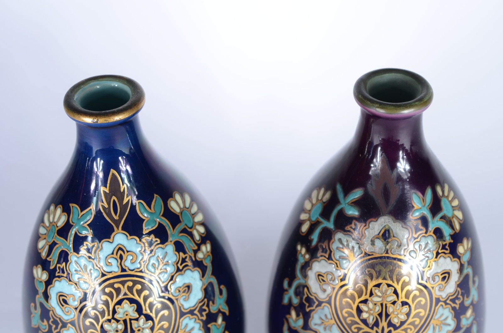Par de vasos de porcelana europeia na cor azul cobalto com guirlandas... - foto 3 de 7