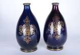 Par de vasos de porcelana europeia na cor azul ... - Par de vasos de porcelana europeia na cor azul cobalto com guirlandas florais com realces dourados.