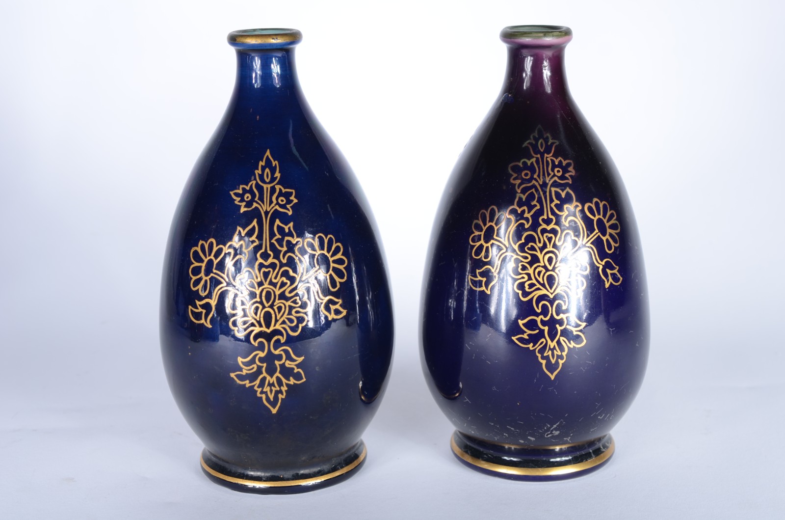 Par de vasos de porcelana europeia na cor azul cobalto com guirlandas... - foto 4 de 7