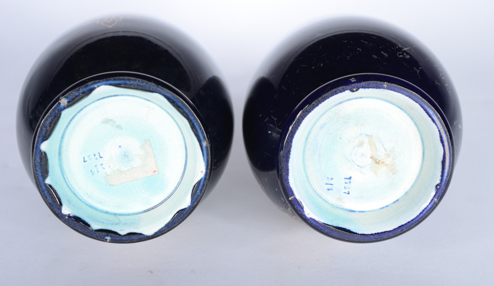 Par de vasos de porcelana europeia na cor azul cobalto com guirlandas... - foto 5 de 7
