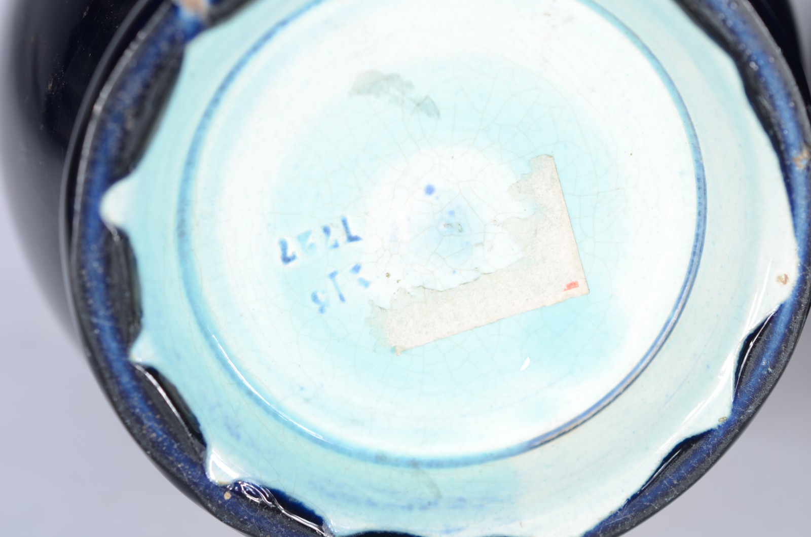 Par de vasos de porcelana europeia na cor azul cobalto com guirlandas... - foto 6 de 7