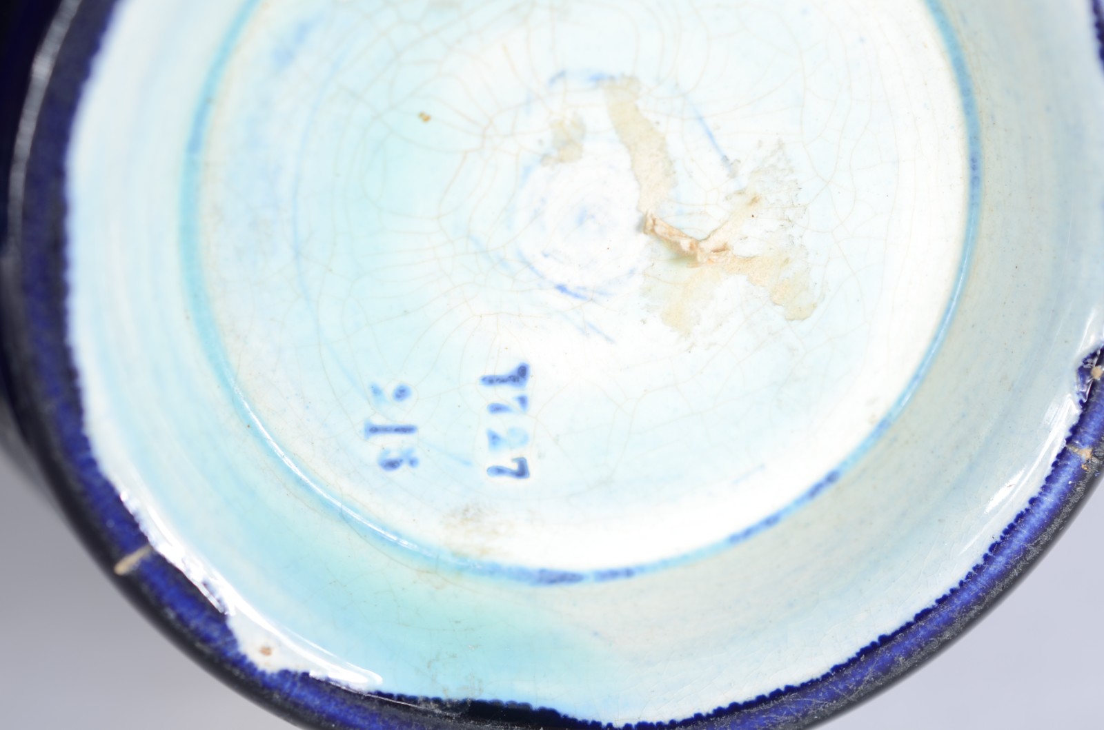 Par de vasos de porcelana europeia na cor azul cobalto com guirlandas... - foto 7 de 7