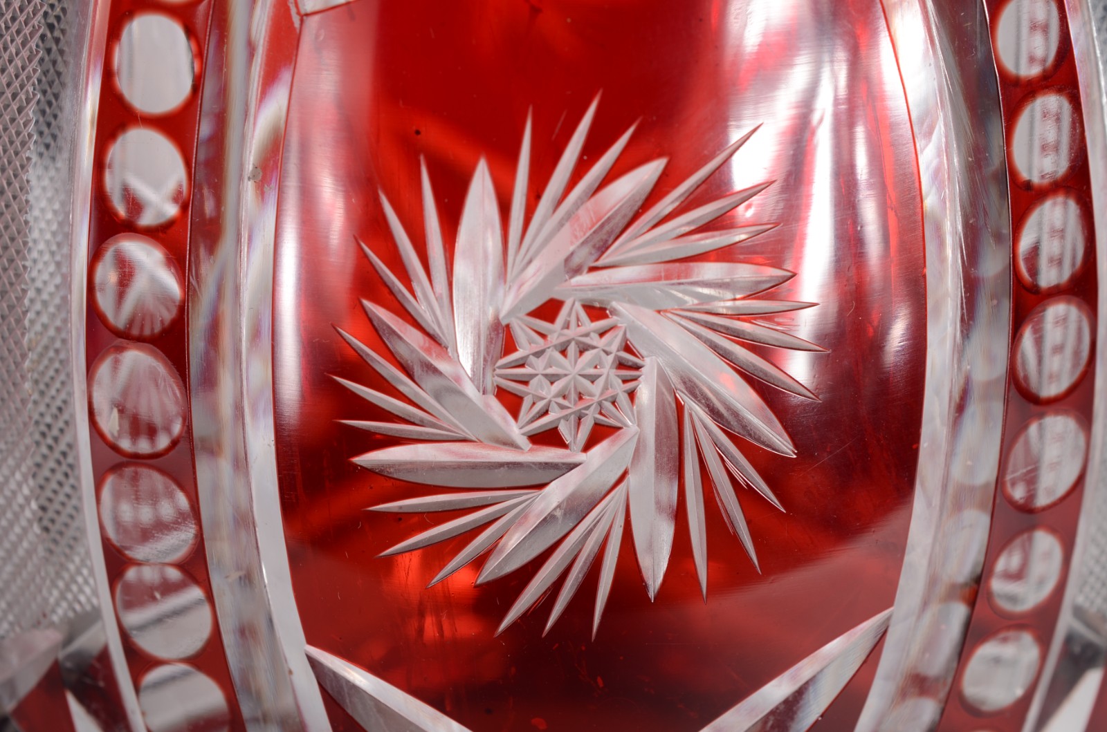 Floreira de cristal europeu doublé rubi lapidado. Borda com lascado. - foto 4 de 8