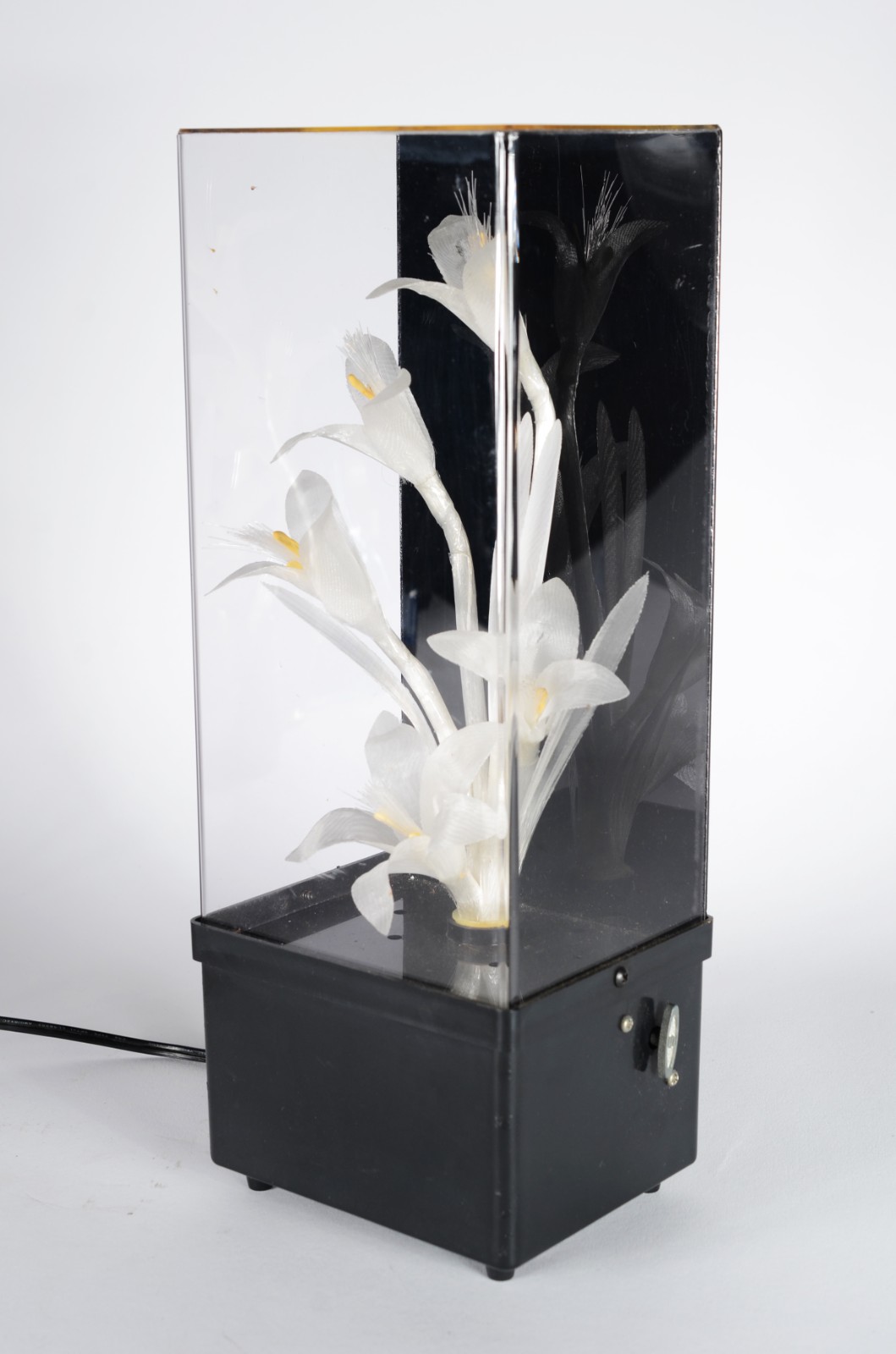 Peça decorativa no feitio de flor com iluminação em diversas cores. - foto 2 de 8