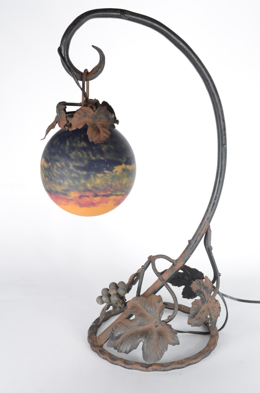 Abatjour de metal com base com folhas de parreira e globo de vidro... - foto 1 de 6