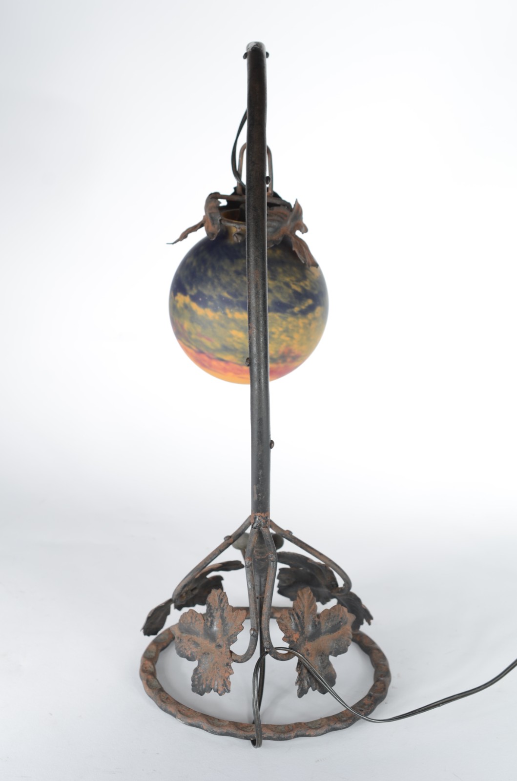 Abatjour de metal com base com folhas de parreira e globo de vidro... - foto 4 de 6