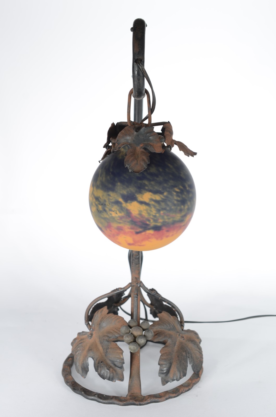 Abatjour de metal com base com folhas de parreira e globo de vidro... - foto 5 de 6