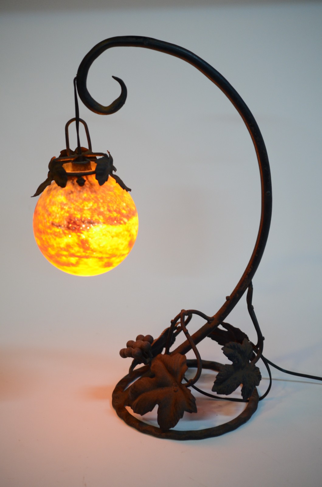 Abatjour de metal com base com folhas de parreira e globo de vidro... - foto 6 de 6