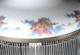 Abatjour de vidro opalinado decorado com flores... - Abatjour de vidro opalinado decorado com flores em policromia, detalhes em metal e borda com canutilhos de vidro.