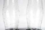 Par de donzelas em demi cristal lapidado com ba... - Par de donzelas em demi cristal lapidado com bases de madeira. Pequenos lascados nas bordas.