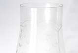 Par de donzelas em demi cristal lapidado com ba... - Par de donzelas em demi cristal lapidado com bases de madeira. Pequenos lascados nas bordas.