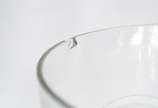 Par de donzelas em demi cristal lapidado com ba... - Par de donzelas em demi cristal lapidado com bases de madeira. Pequenos lascados nas bordas.
