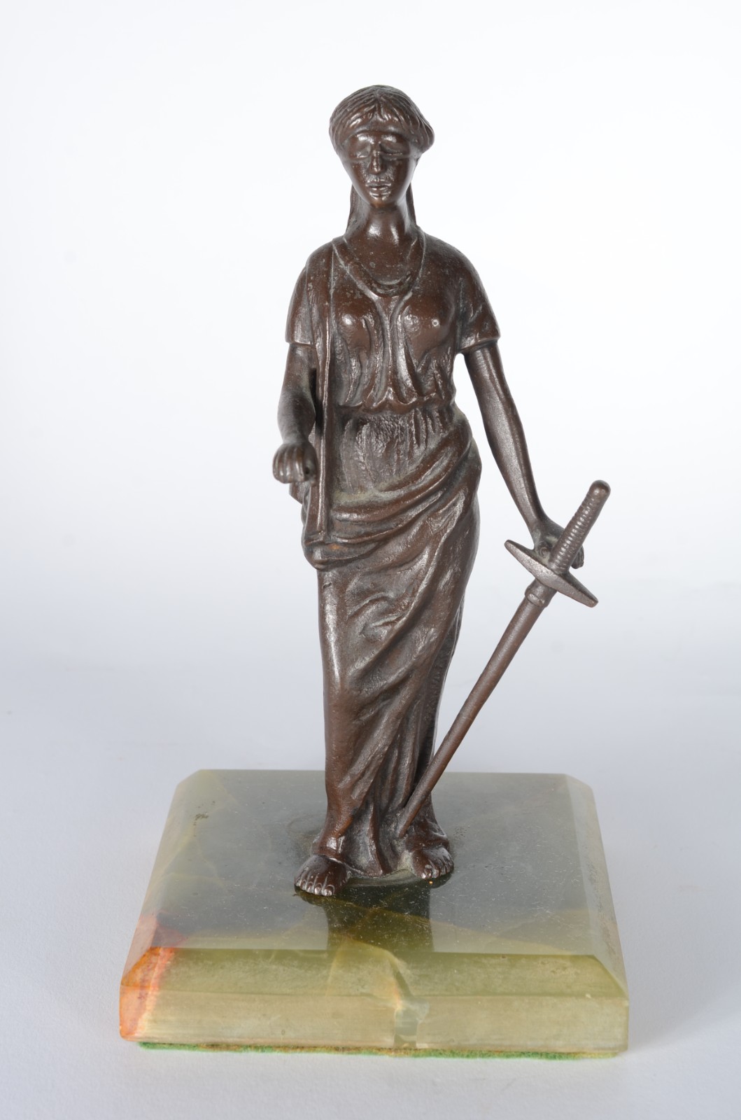 Estatueta de metal representando "Justiça" com base de ônix verde. - foto 1 de 6