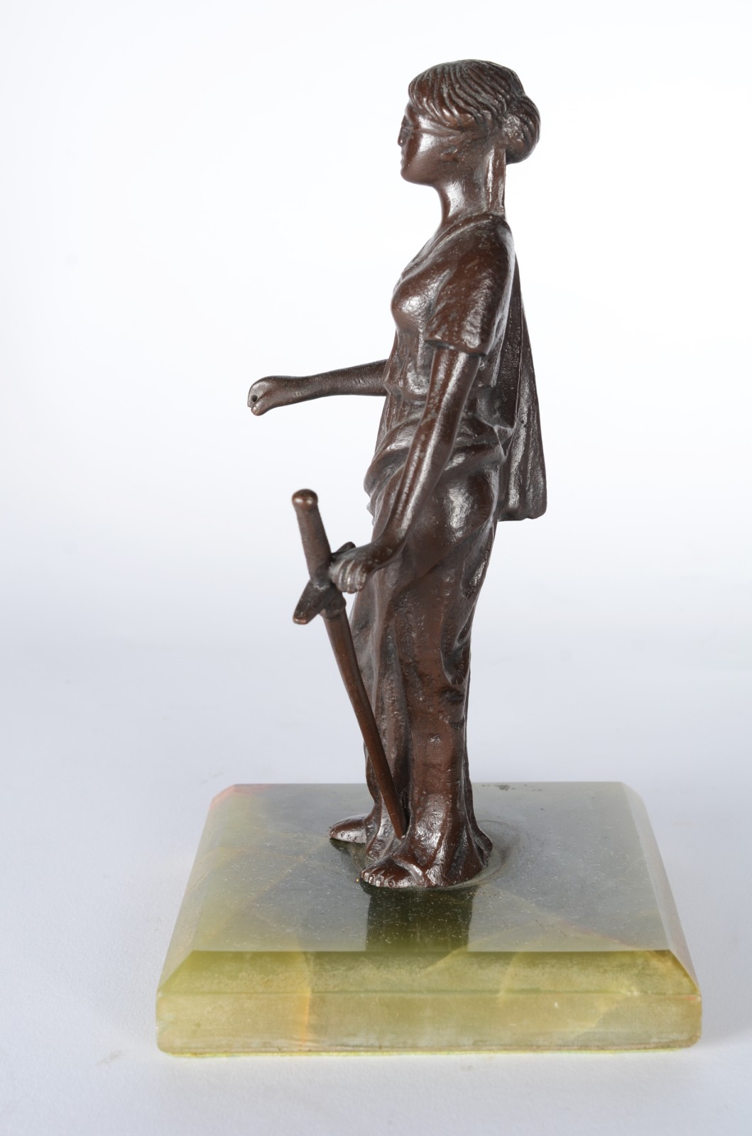 Estatueta de metal representando "Justiça" com base de ônix verde. - foto 3 de 6