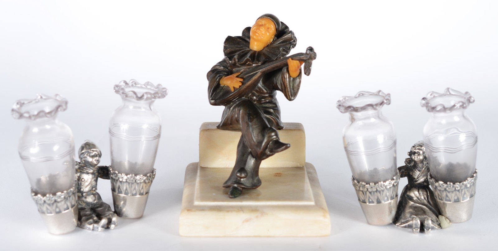 Diversas peças, sendo: par de esculturas de metal alemão WMF com... - foto 1 de 11