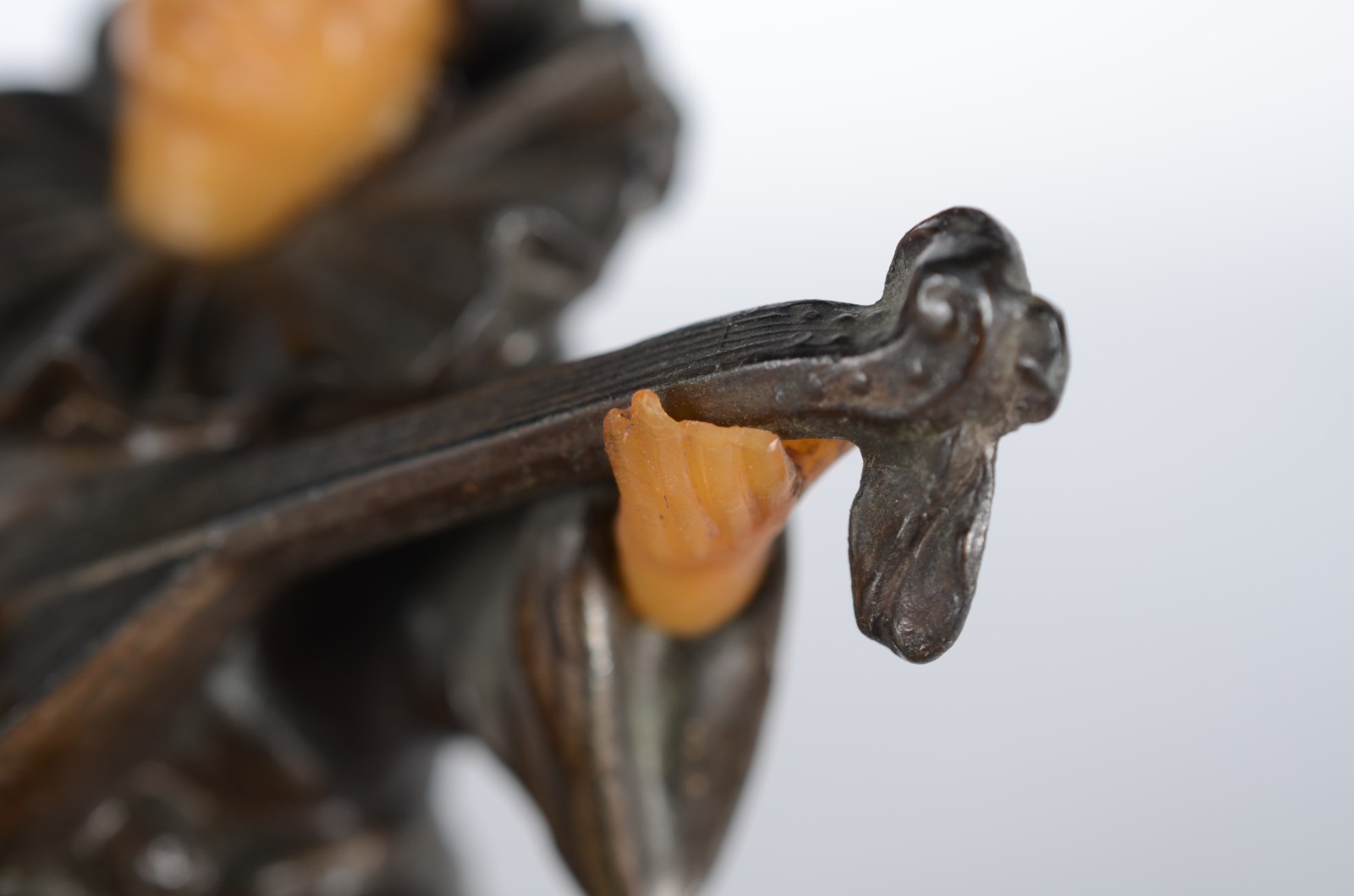 Diversas peças, sendo: par de esculturas de metal alemão WMF com... - foto 3 de 11