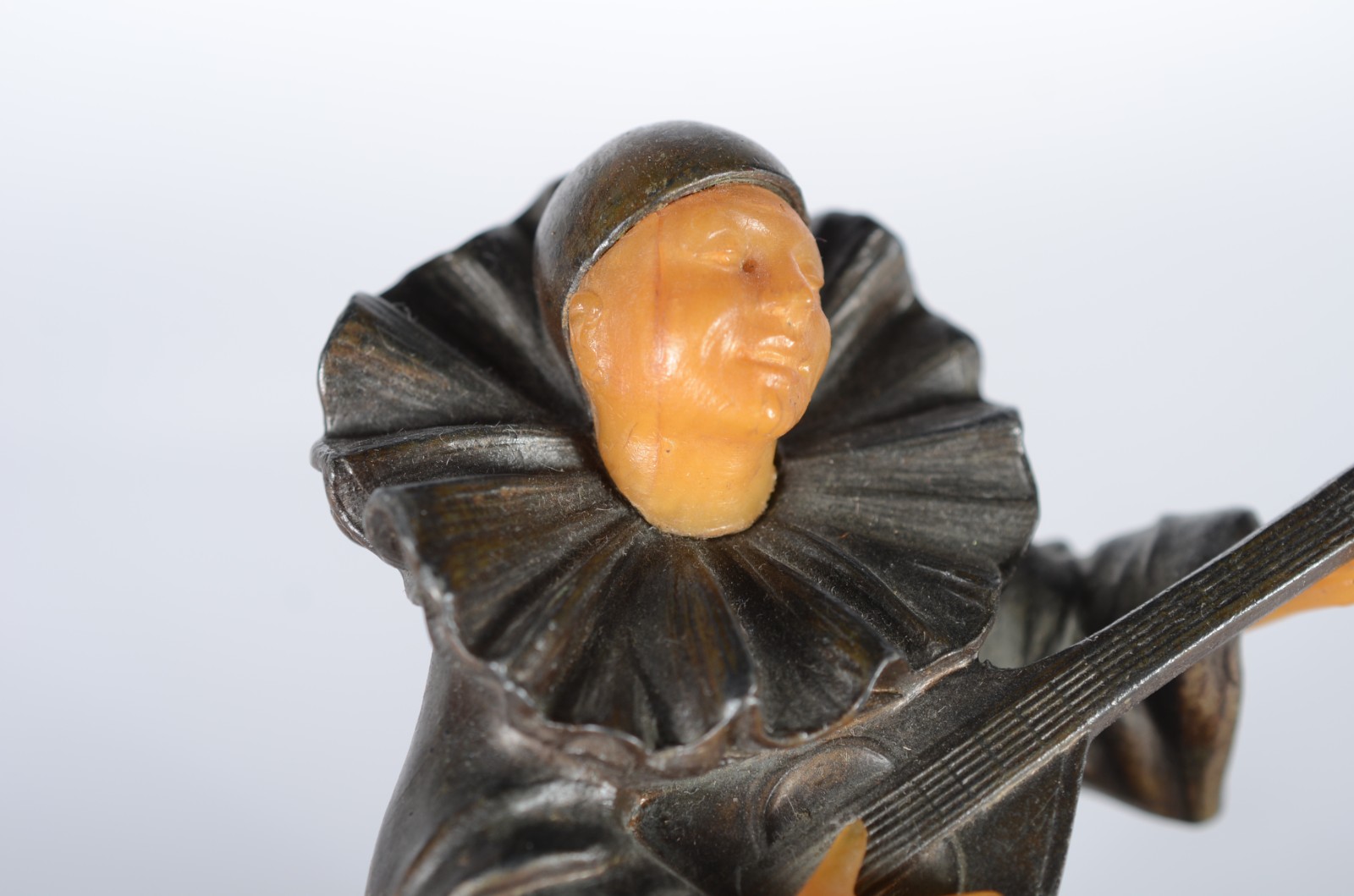 Diversas peças, sendo: par de esculturas de metal alemão WMF com... - foto 4 de 11