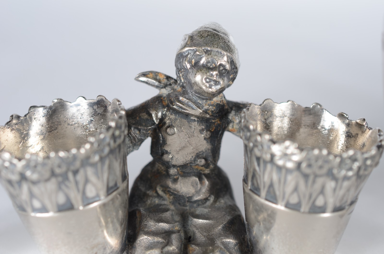 Diversas peças, sendo: par de esculturas de metal alemão WMF com... - foto 7 de 11
