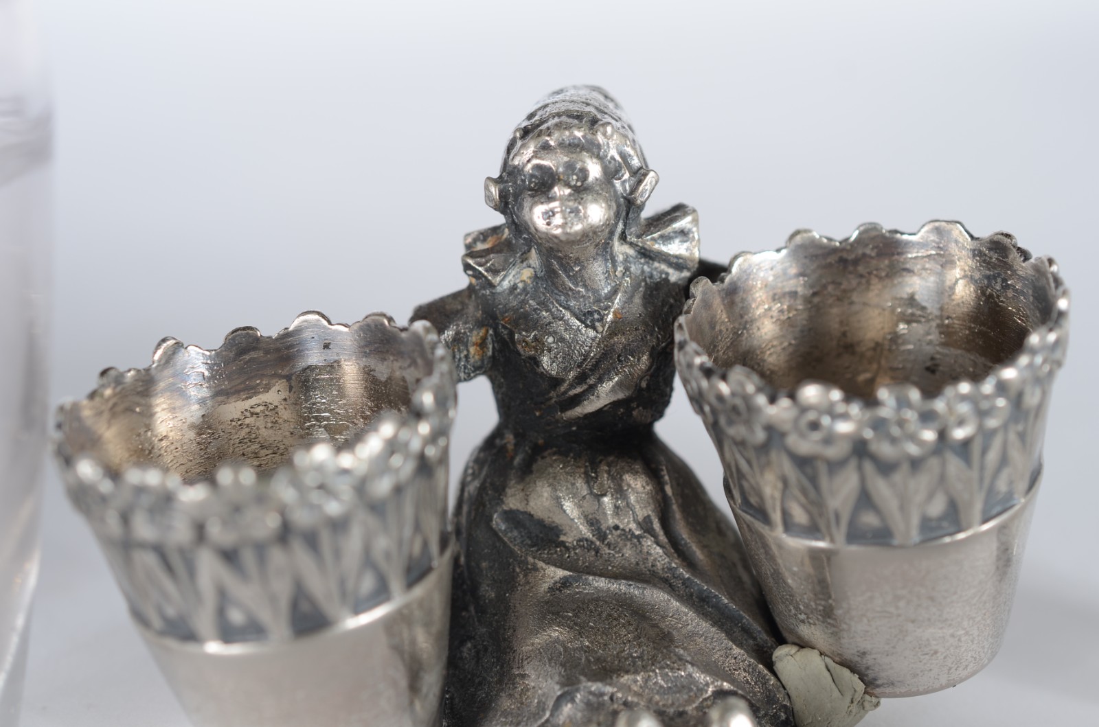 Diversas peças, sendo: par de esculturas de metal alemão WMF com... - foto 8 de 11