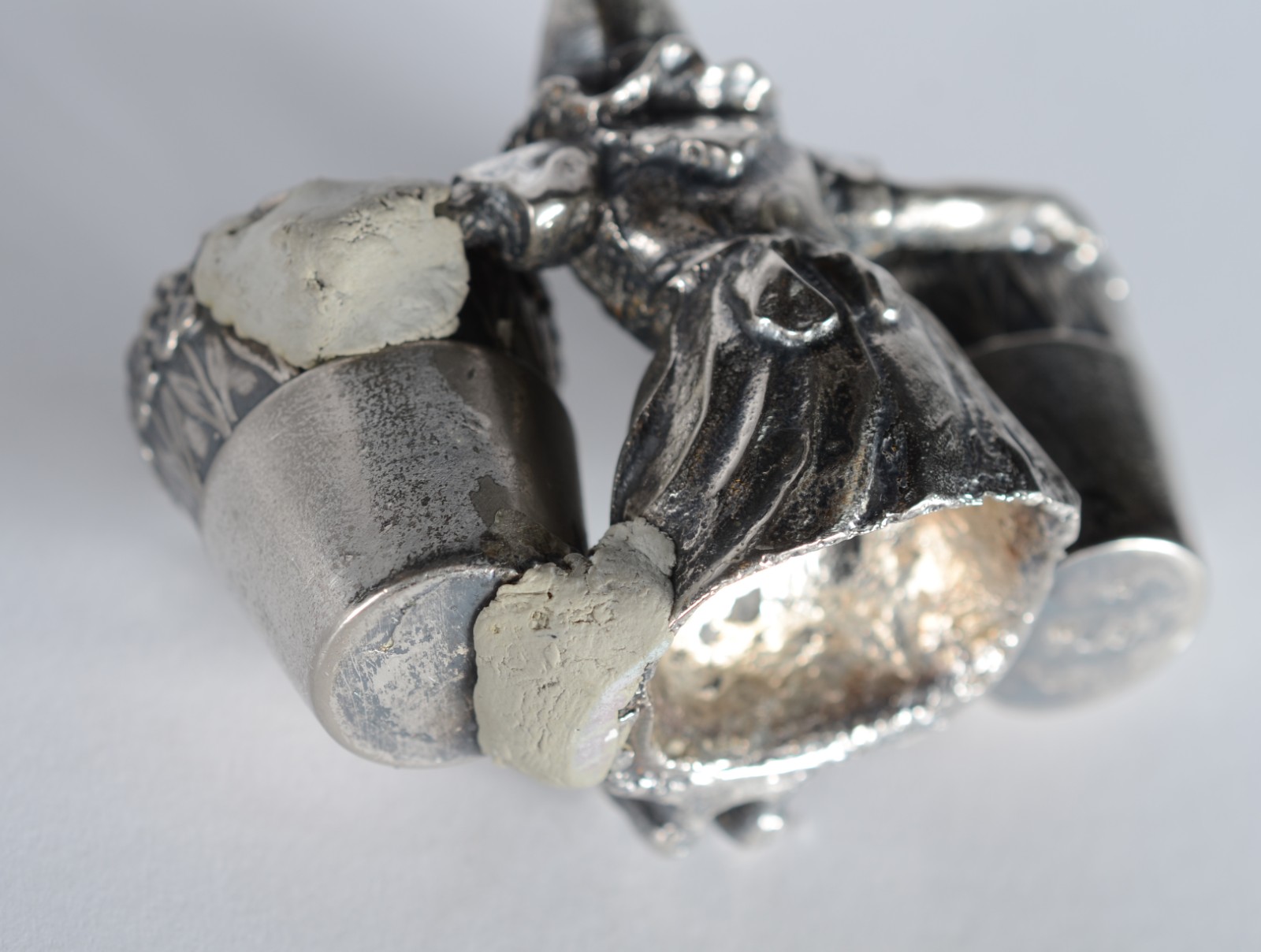 Diversas peças, sendo: par de esculturas de metal alemão WMF com... - foto 9 de 11