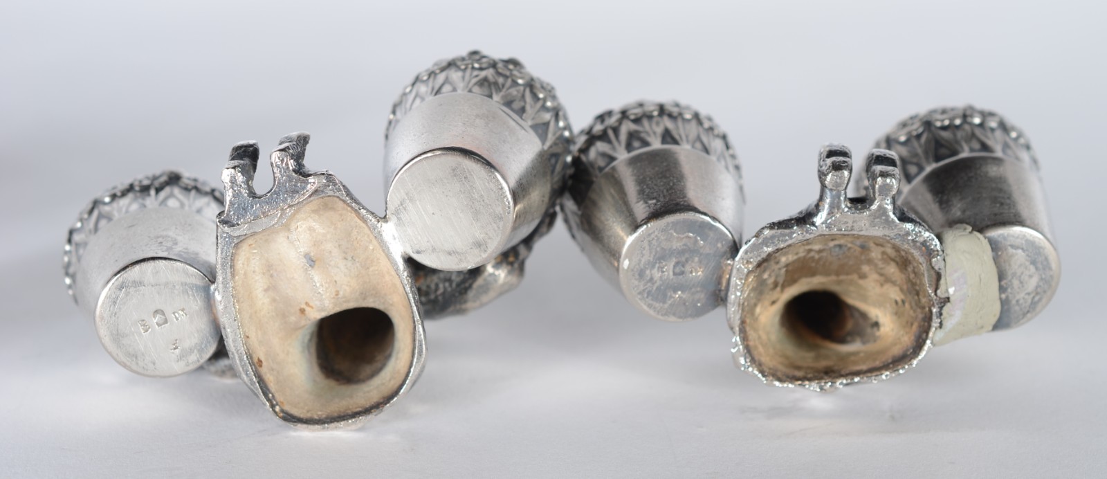 Diversas peças, sendo: par de esculturas de metal alemão WMF com... - foto 10 de 11