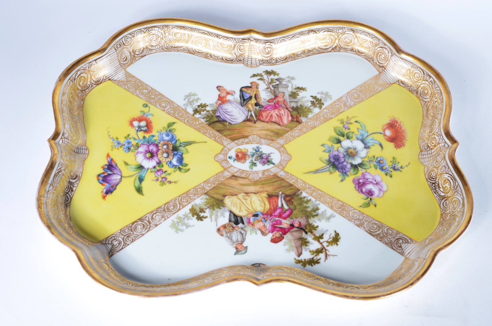 Travessa de porcelana alemã com borda recortada e decorada com... - foto 1 de 7