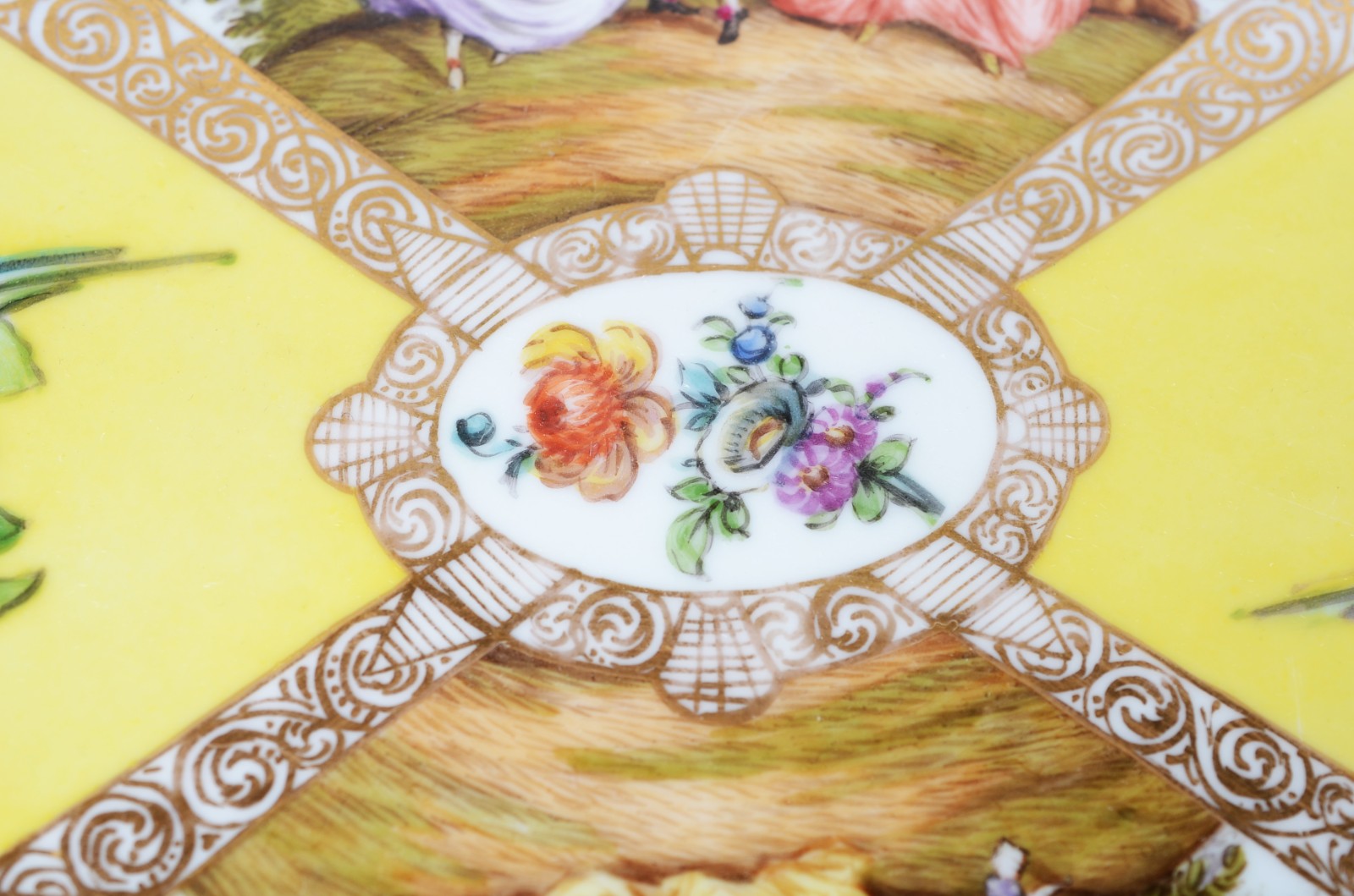 Travessa de porcelana alemã com borda recortada e decorada com... - foto 2 de 7