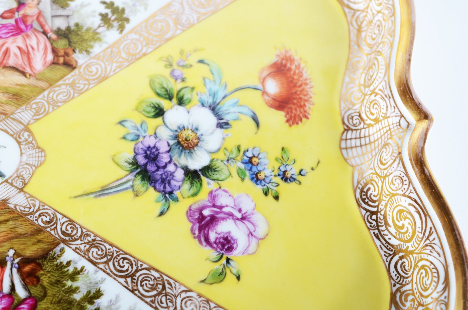 Travessa de porcelana alemã com borda recortada e decorada com... - foto 3 de 7