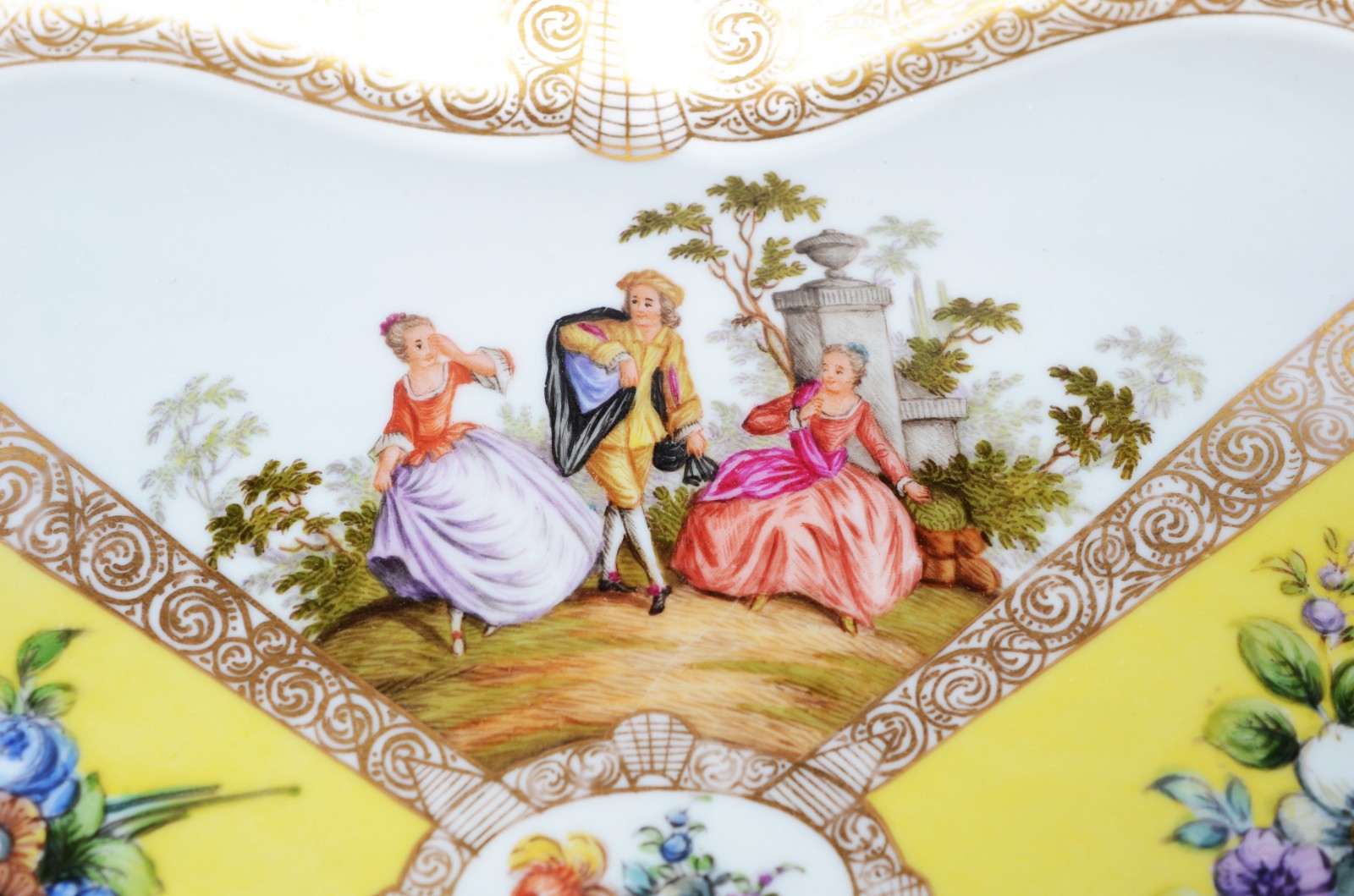 Travessa de porcelana alemã com borda recortada e decorada com... - foto 4 de 7