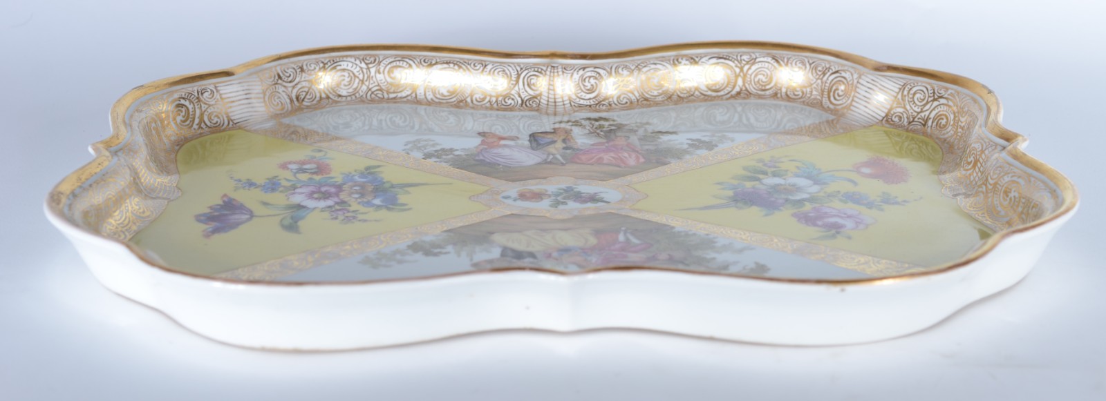 Travessa de porcelana alemã com borda recortada e decorada com... - foto 5 de 7