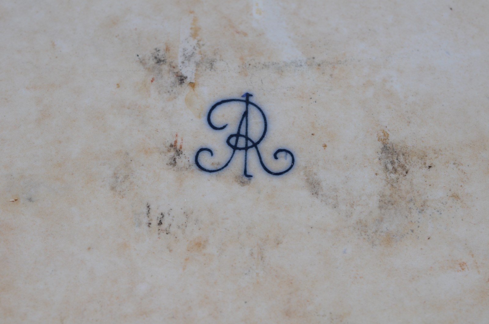 Travessa de porcelana alemã com borda recortada e decorada com... - foto 7 de 7