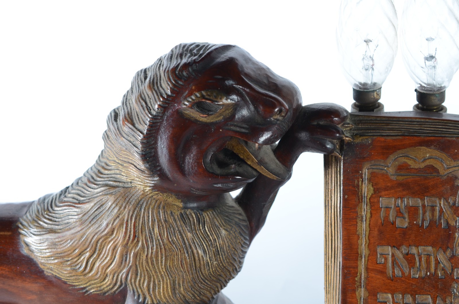 Grupo escultórico de madeira com figuras de leões entalhados e a... - foto 3 de 7
