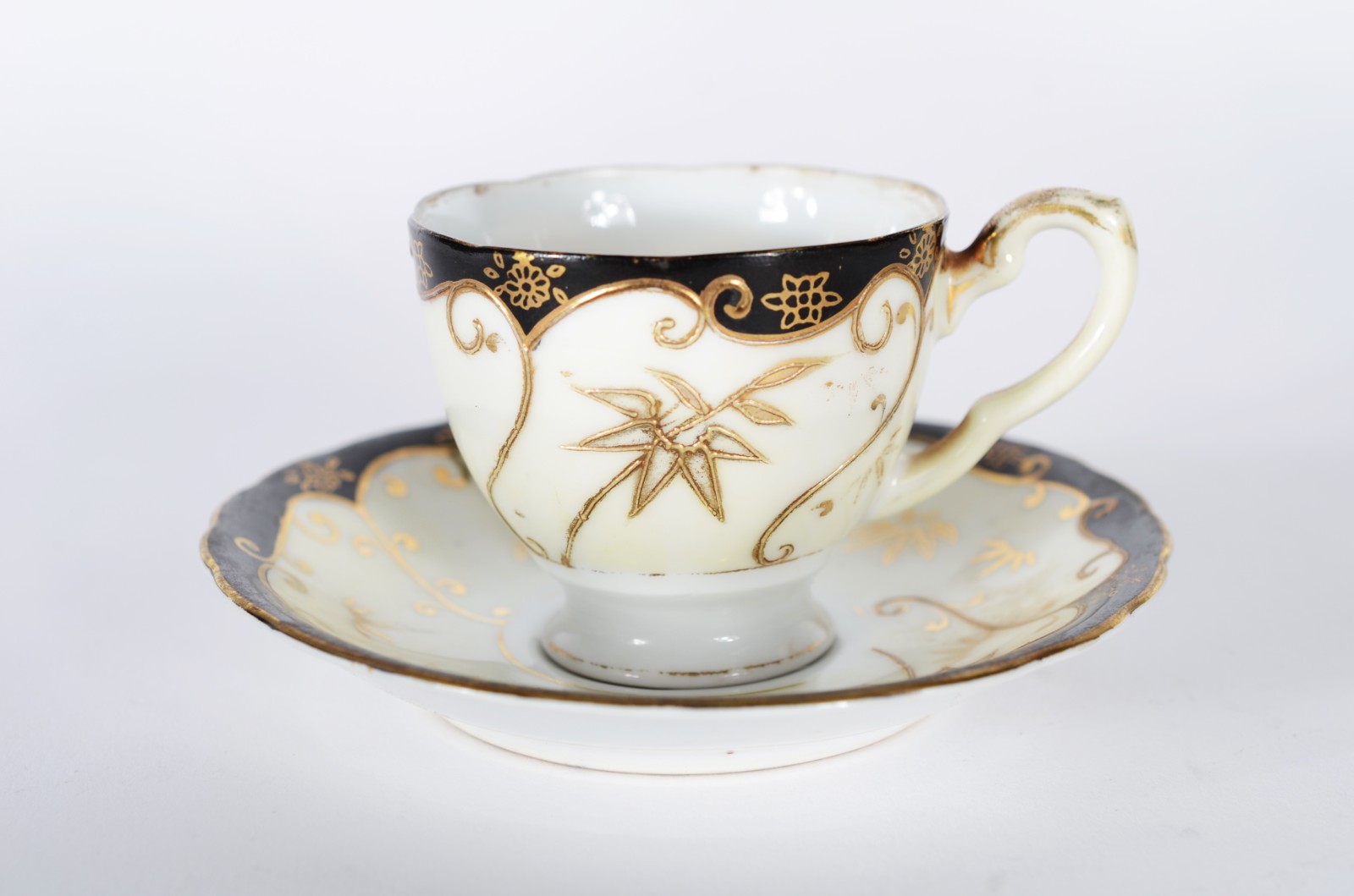 Dois serviços de porcelana oriental, sendo um para café, composto de... - foto 3 de 11