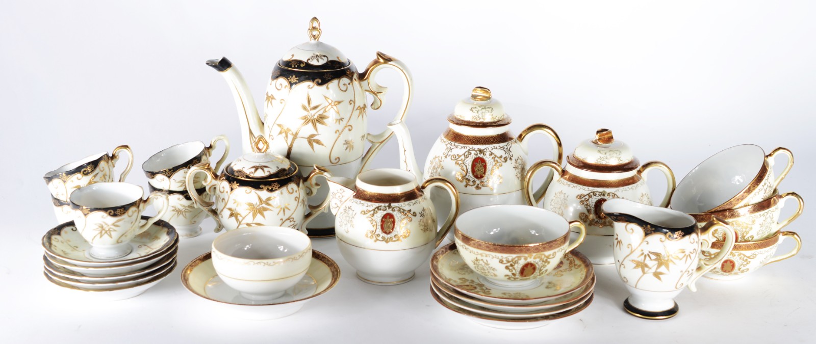 Dois serviços de porcelana oriental, sendo um para café, composto de... - foto 1 de 11