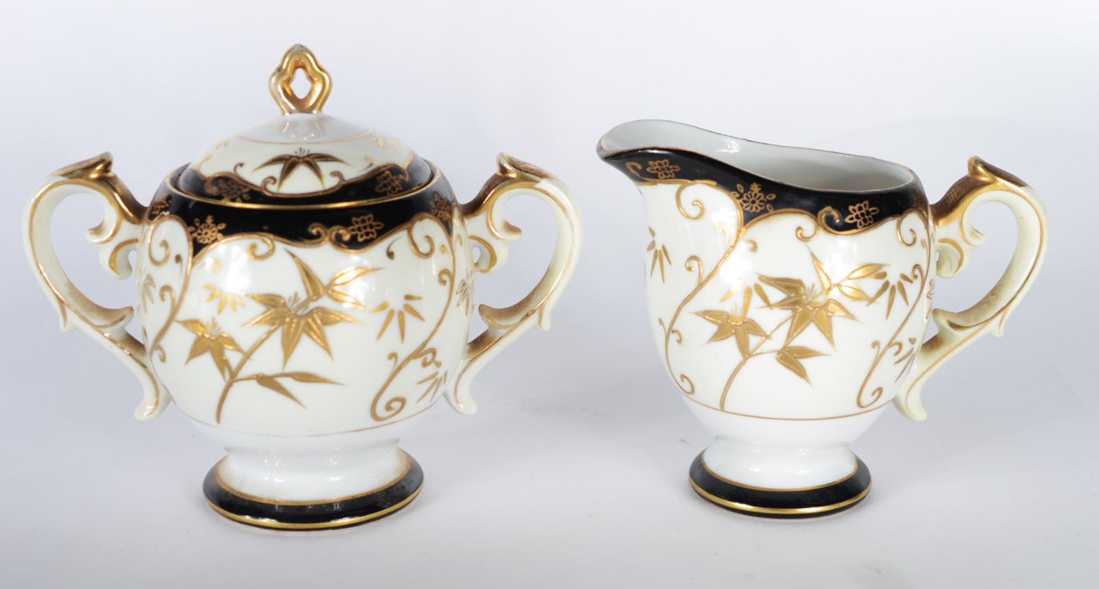 Dois serviços de porcelana oriental, sendo um para café, composto de... - foto 5 de 11