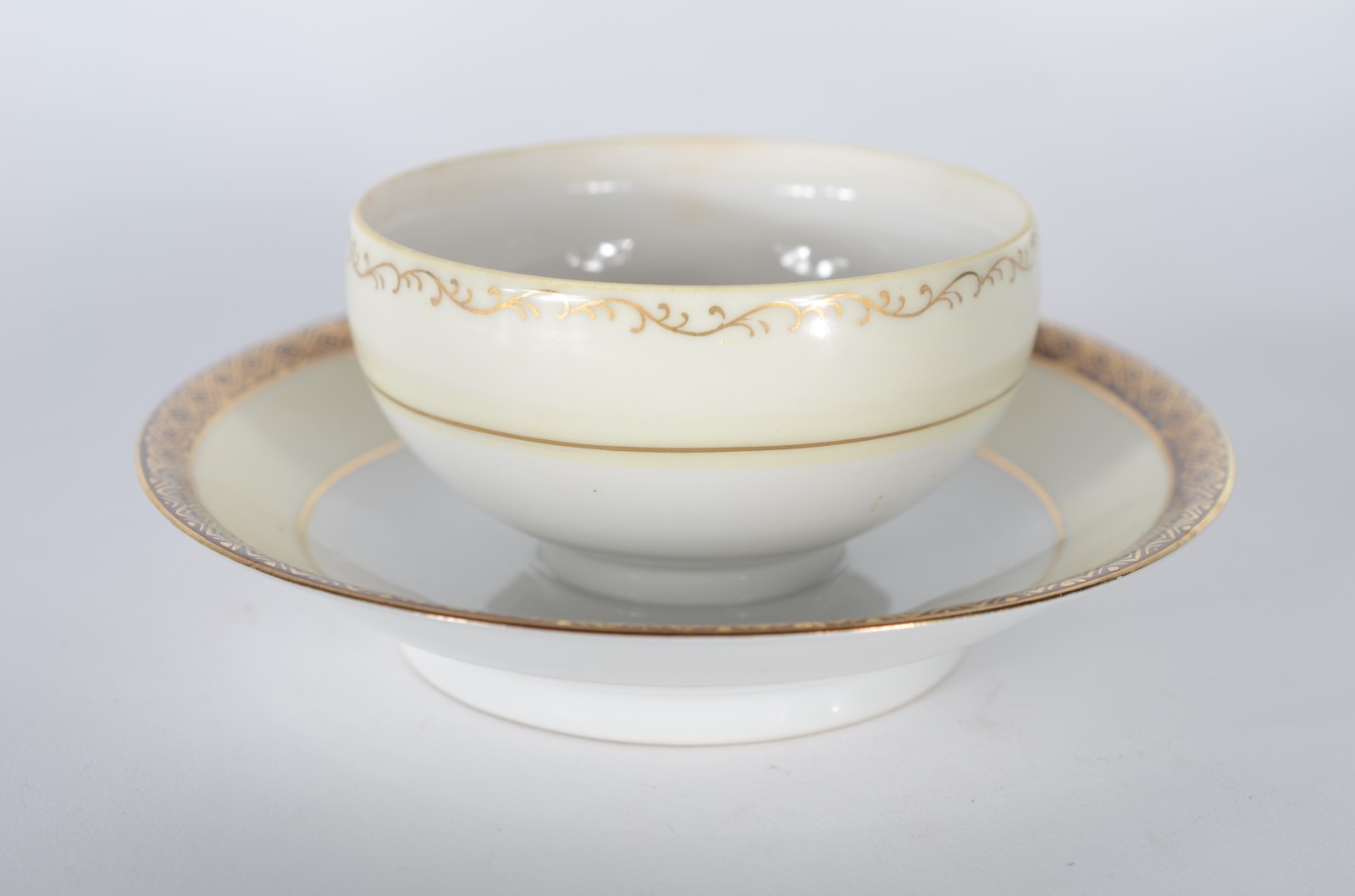 Dois serviços de porcelana oriental, sendo um para café, composto de... - foto 7 de 11