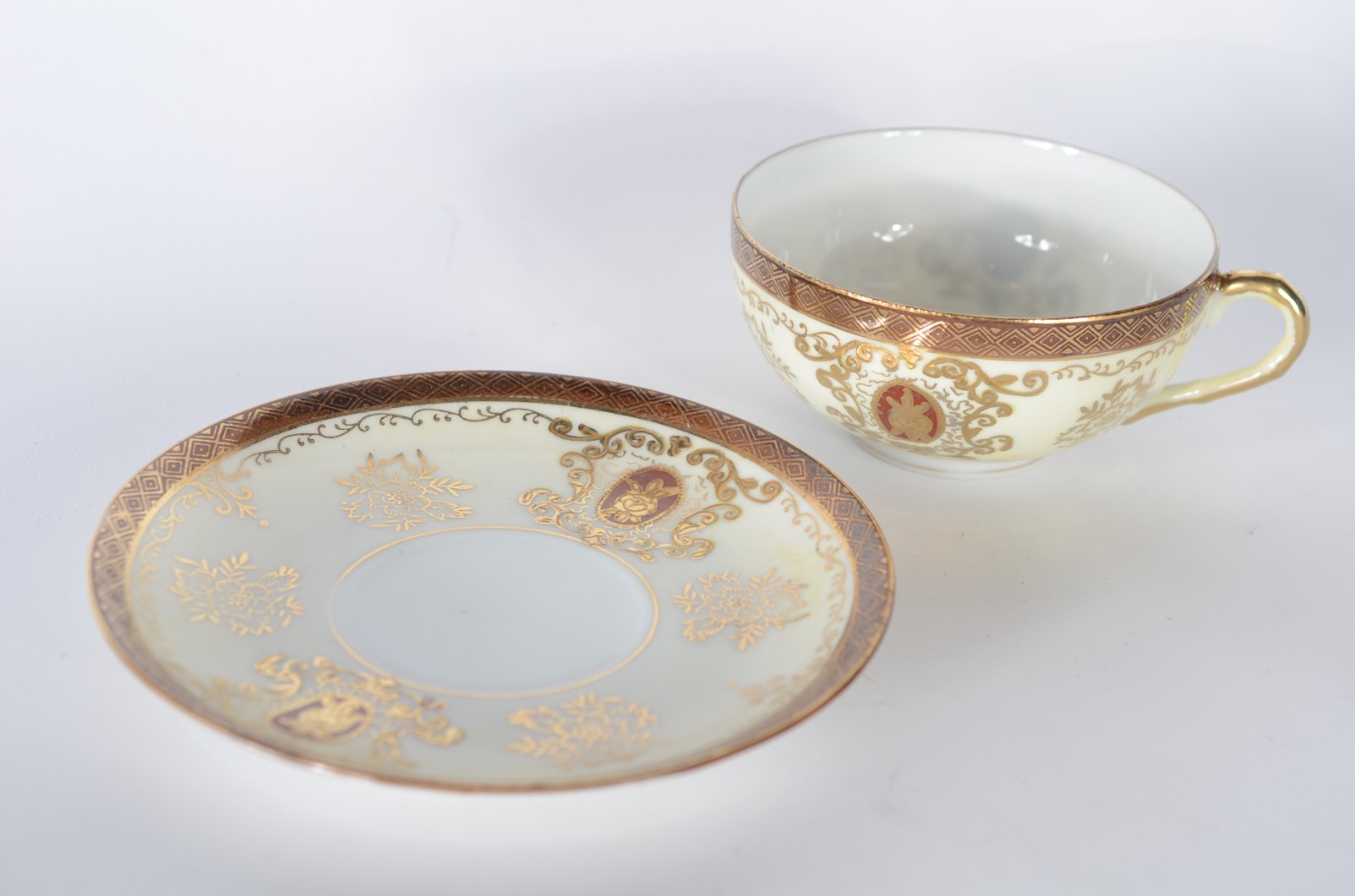 Dois serviços de porcelana oriental, sendo um para café, composto de... - foto 9 de 11