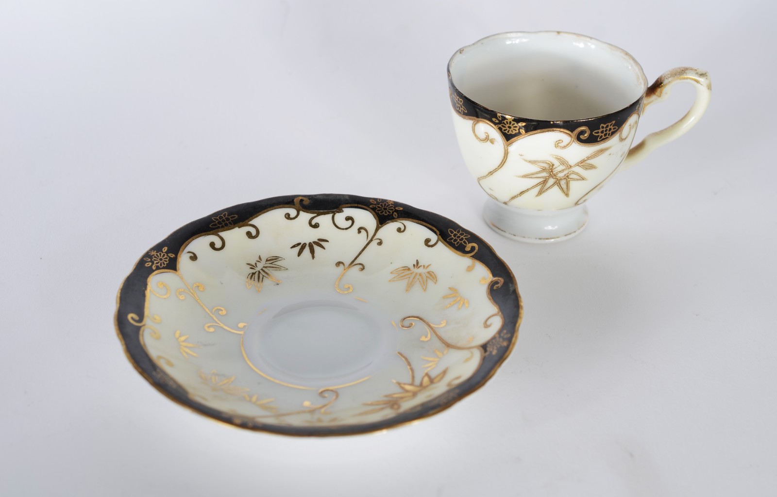 Dois serviços de porcelana oriental, sendo um para café, composto de... - foto 11 de 11
