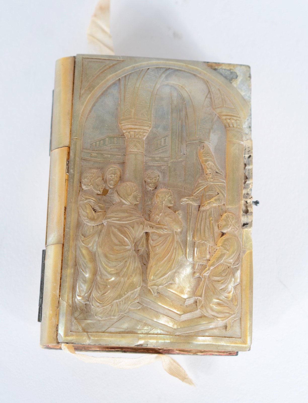 Três peças sacras, sendo: missal com capa de madre perola e 2 bustos... - foto 6 de 9
