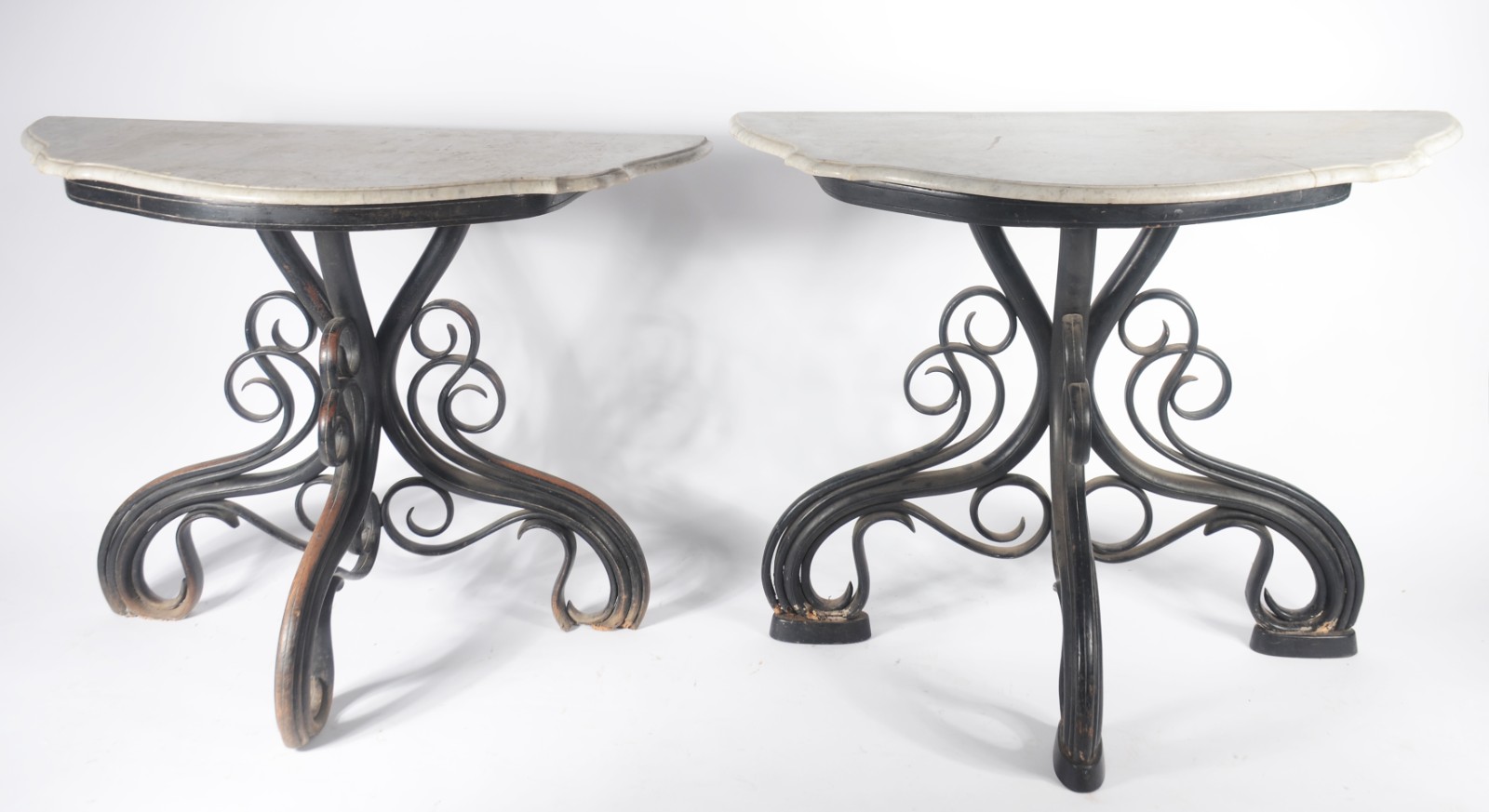 Par de consoles de madeira ebanizada, estilo austríaco Thonet, tampos... - foto 1 de 11