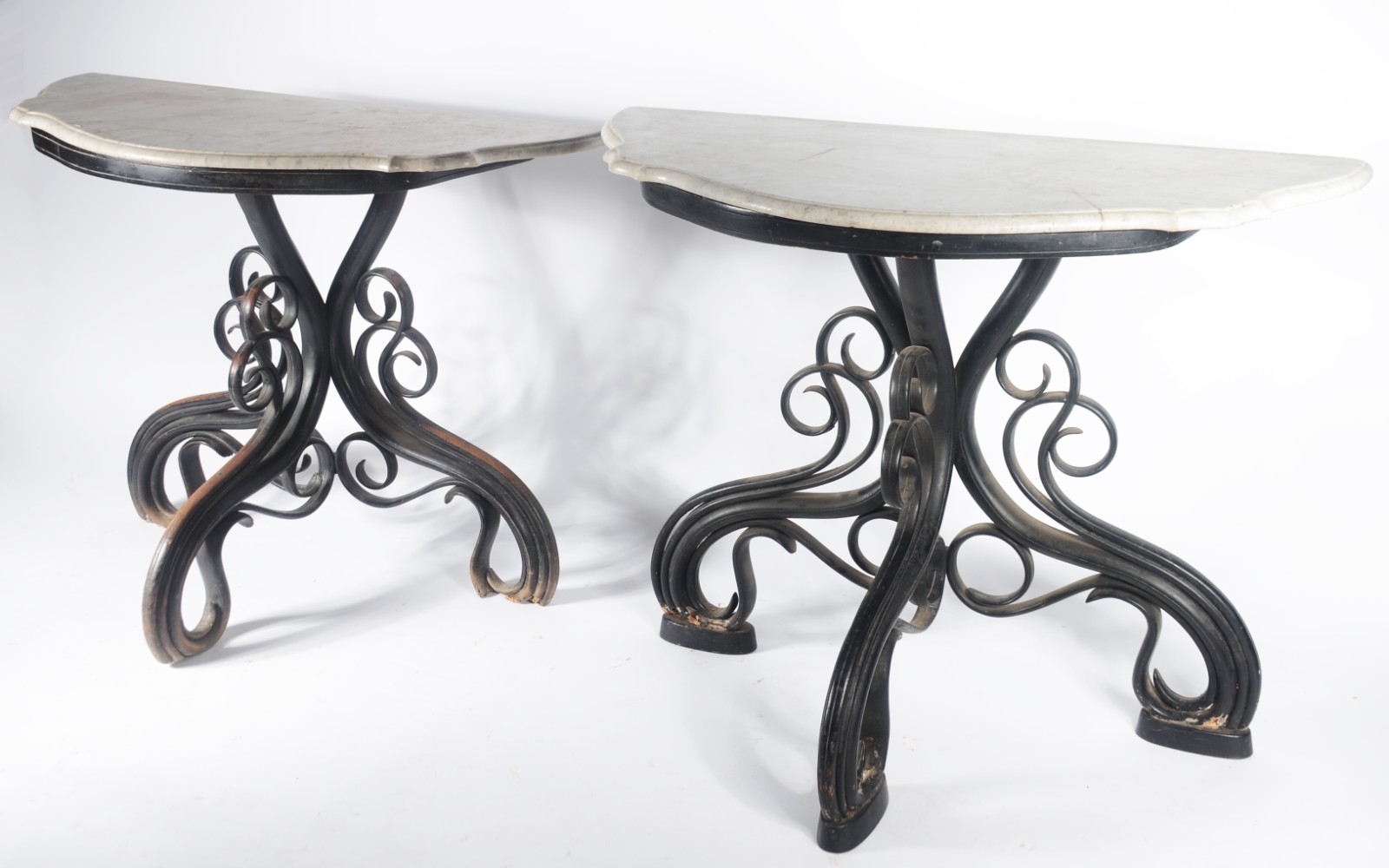 Par de consoles de madeira ebanizada, estilo austríaco Thonet, tampos... - foto 2 de 11