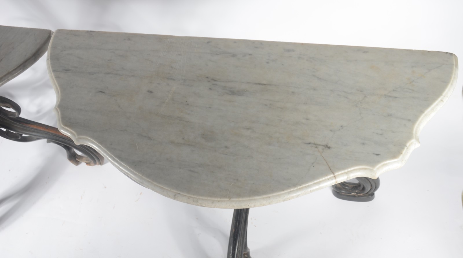 Par de consoles de madeira ebanizada, estilo austríaco Thonet, tampos... - foto 3 de 11