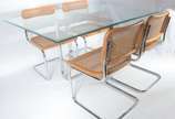 Marcel Breuer (1902-1981),  - Mesa de vidro com base de metal. Acompanham 4 cadeiras “Cesca” com forração em palhinha, design Marcel Breuer  (duas delas com os assentos rasgados).