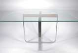 Marcel Breuer (1902-1981),  - Mesa de vidro com base de metal. Acompanham 4 cadeiras “Cesca” com forração em palhinha, design Marcel Breuer  (duas delas com os assentos rasgados).
