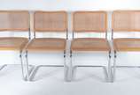 Marcel Breuer (1902-1981),  - Mesa de vidro com base de metal. Acompanham 4 cadeiras “Cesca” com forração em palhinha, design Marcel Breuer  (duas delas com os assentos rasgados).