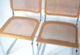 Marcel Breuer (1902-1981),  - Mesa de vidro com base de metal. Acompanham 4 cadeiras “Cesca” com forração em palhinha, design Marcel Breuer  (duas delas com os assentos rasgados).