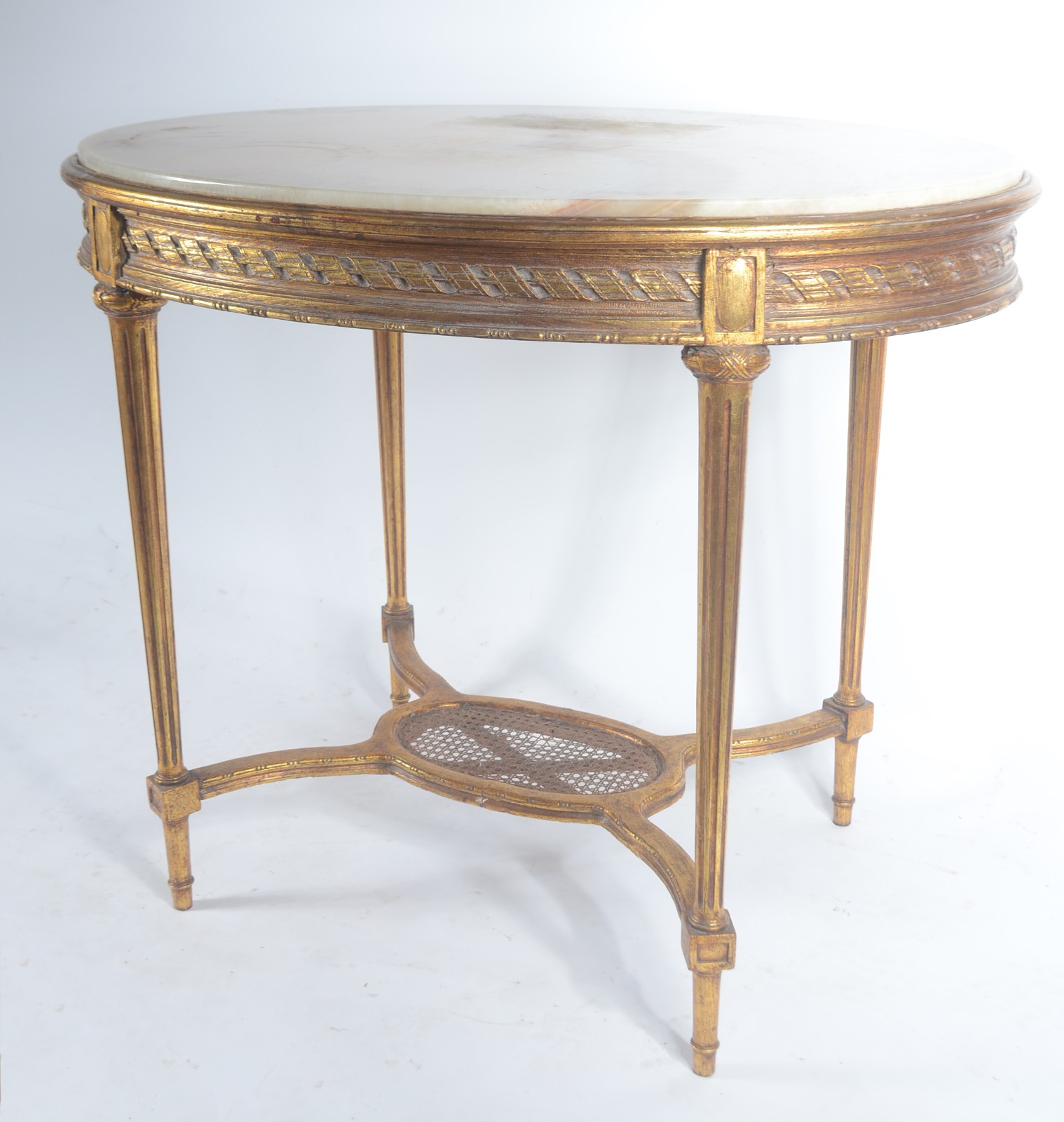 Mesa de apresentação feitio oval de madeira entalhada e dourada... - foto 1 de 6