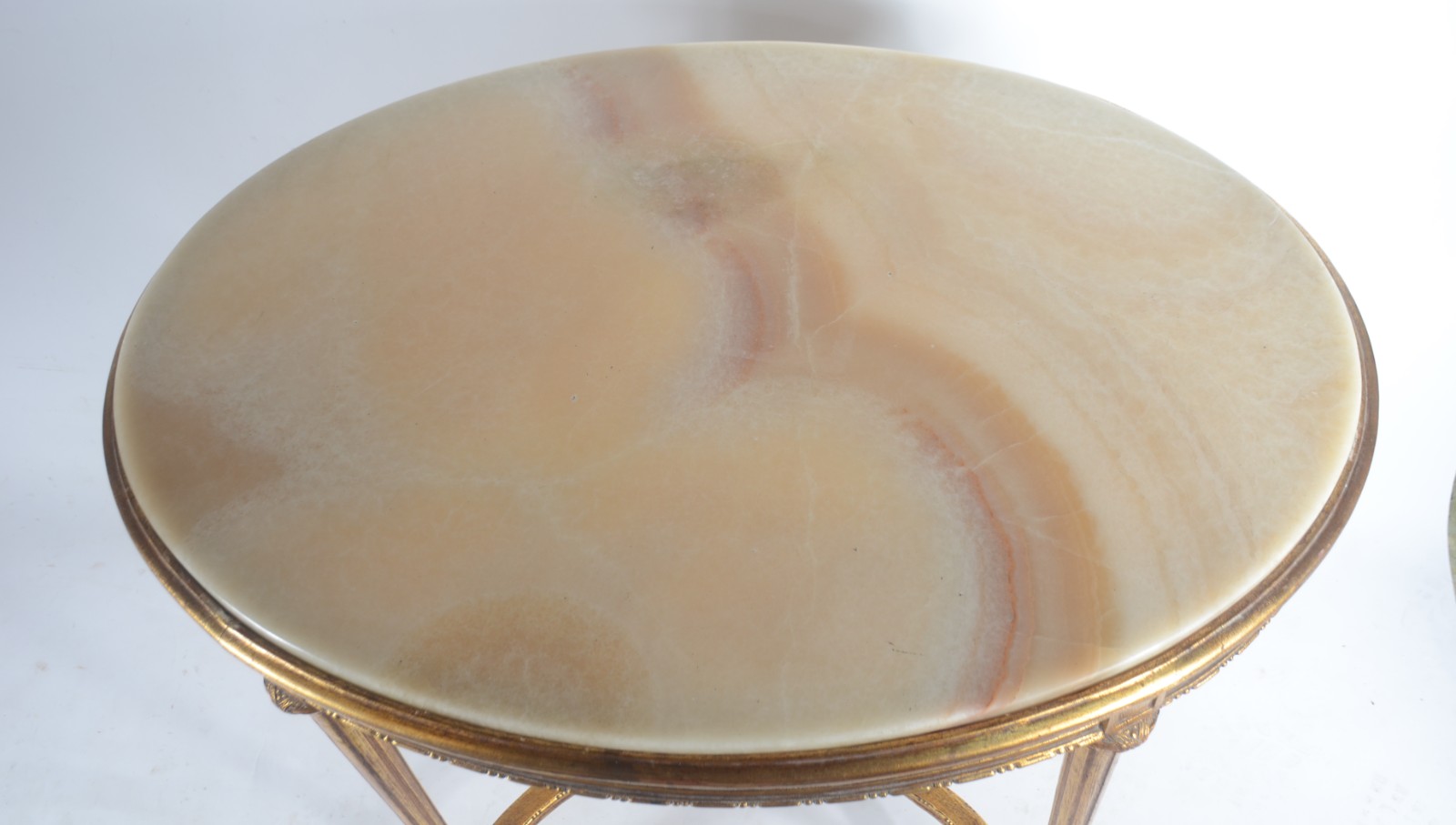 Mesa de apresentação feitio oval de madeira entalhada e dourada... - foto 3 de 6