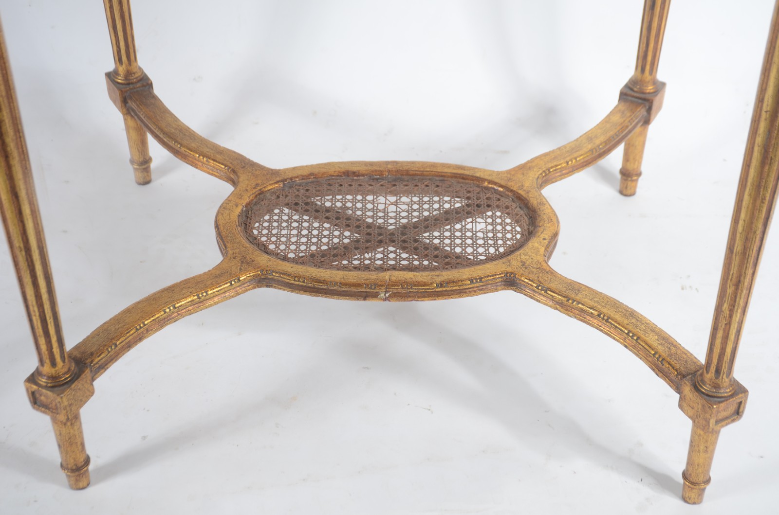 Mesa de apresentação feitio oval de madeira entalhada e dourada... - foto 4 de 6